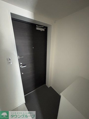 玄関　類似タイプ参考写真 ★奇数階・偶数階で木材や壁の色が異なり…