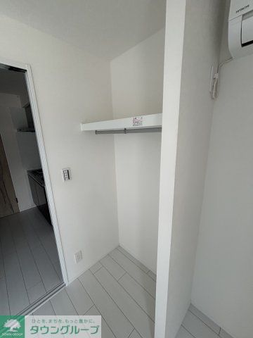 収納　類似タイプ参考写真 ★奇数階・偶数階で木材や壁の色が異なり…