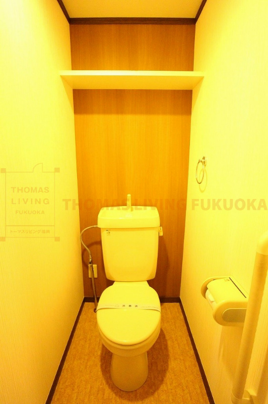 トイレ　手すり付きのトイレです。