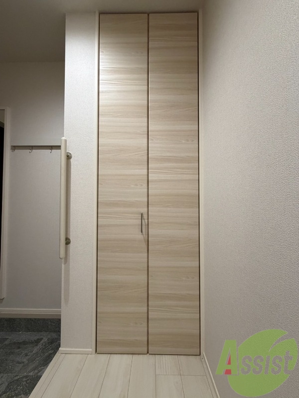 収納　こちらが玄関横の収納になります。後ほどご紹介します。