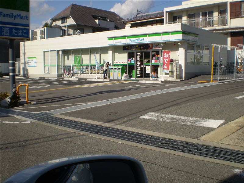 コンビニ　ファミリーマート箕面如意谷店（コンビニ）まで338m