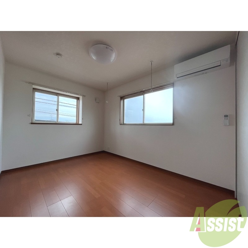 居室・リビング　南向きの小窓から日差しも入ってきて明るいお部屋です。