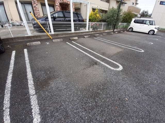 【館林市花山町のマンションの駐車場】