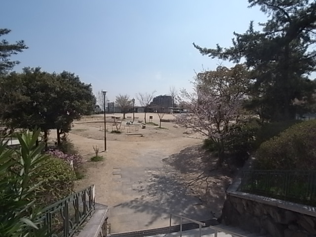 【神戸市灘区鶴甲のマンションの公園】