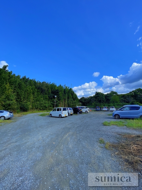 【泉南郡熊取町朝代西のマンションの駐車場】