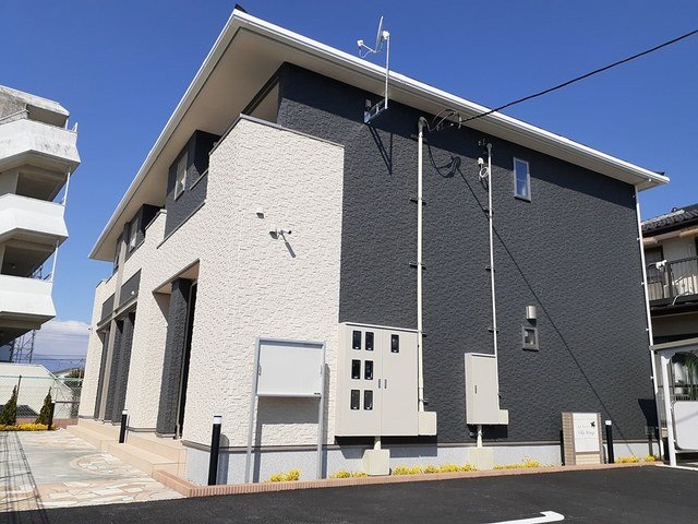 甲府市飯田のアパートの建物外観