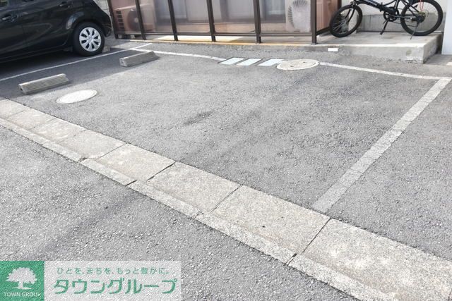 【座間市緑ケ丘のマンションの駐車場】