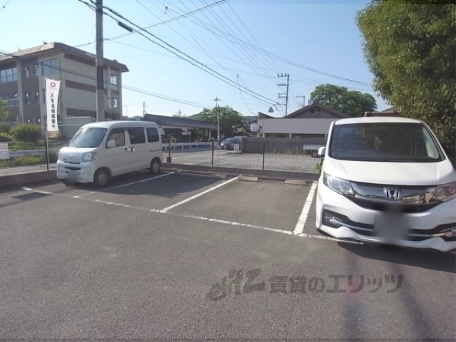 【亀岡市千代川町小川のアパートの駐車場】