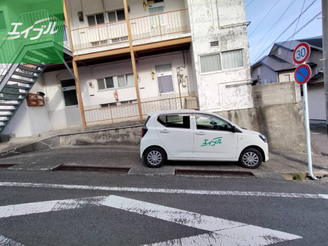 【飯野アパートの駐車場】