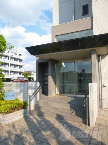 【稲城市矢野口のマンションのエントランス】