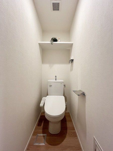 トイレ　※モデルルーム（代表タイプ）のため家具等は付きません