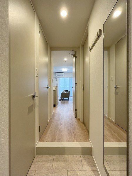 玄関　※モデルルーム（代表タイプ）のため家具等は付きません