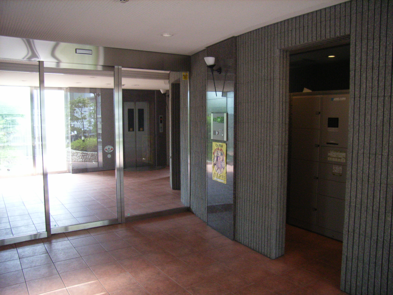 ロビー　共用部１階オートロック部分です。宅配ボックス有り。