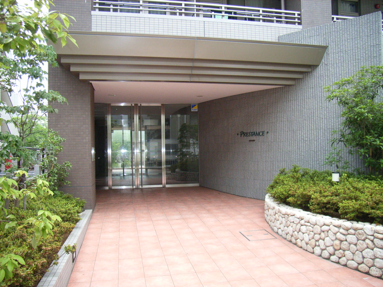 エントランス　エントランスはシンプルですが、お洒落な佇まいです！