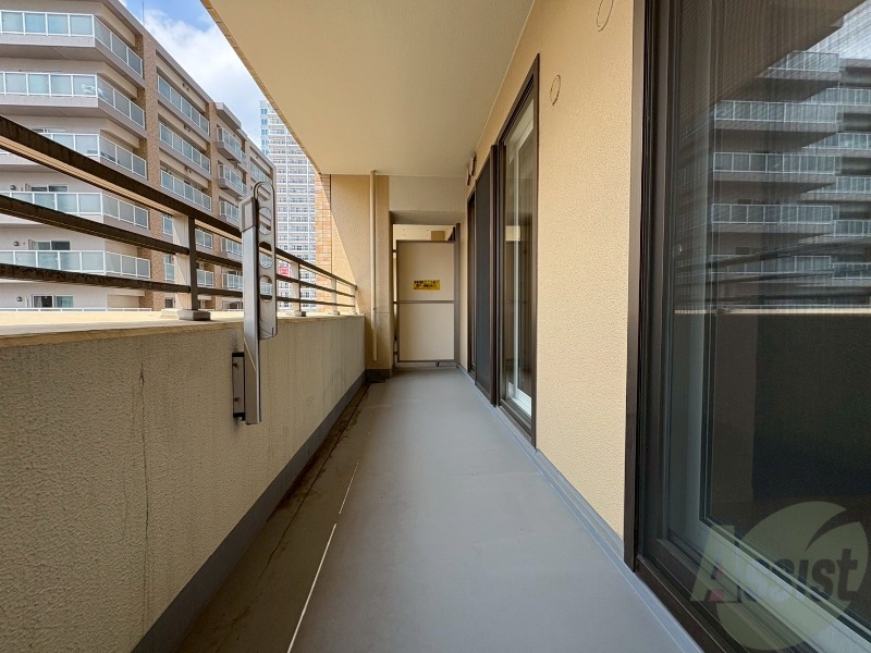 バルコニー　バルコニーは幅があり、広い印象を受けました。