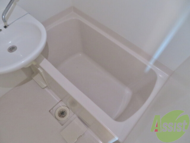 バス・シャワールーム　浴槽も広々としているので肩まで浸かれそうですね。