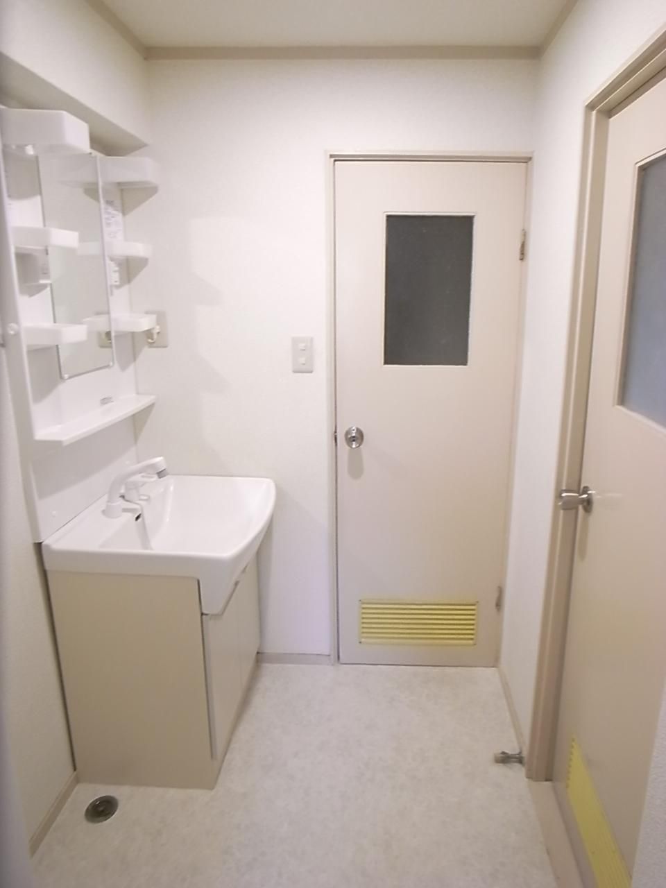 洗面設備　ゆったりとスペースのある洗面所
