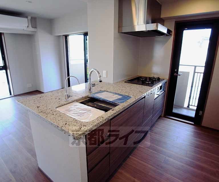 キッチン　バルコニーに面したナイス環境のカウンターキッチン