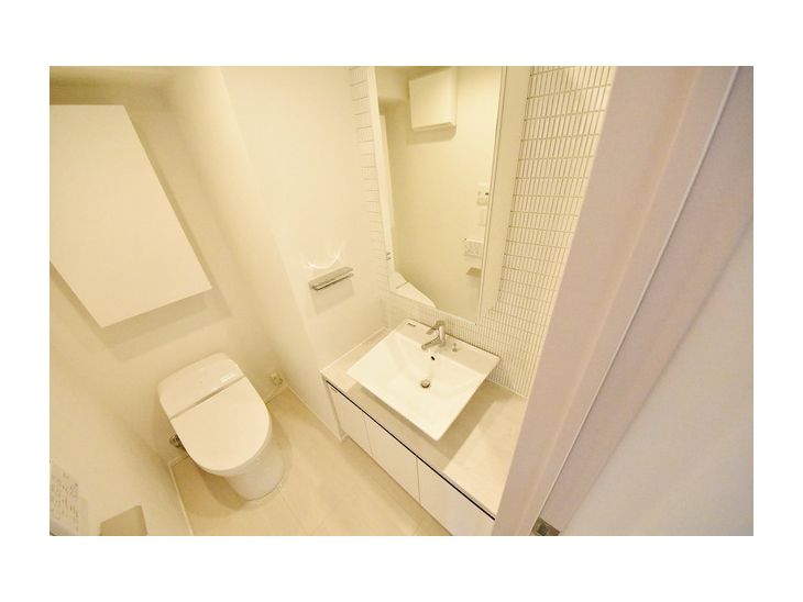 洗面設備　写真は同マンションの別の部屋の場合があります