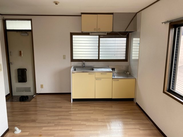 キッチン　窓付きで換気出来ます。２口ガスコンロが残置物としてあります♪