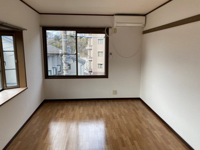 居室・リビング　２面採光で明るい洋室６帖にはエアコンと半間分の物入付きです♪