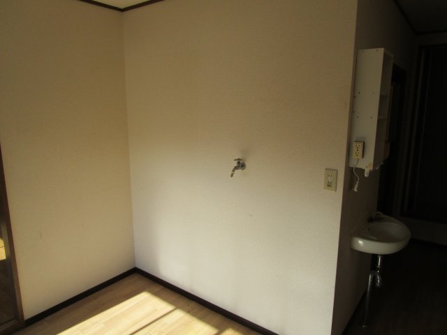 収納　洗濯機置き場と独立洗面台(お湯は出ません)です。鏡付きです♪