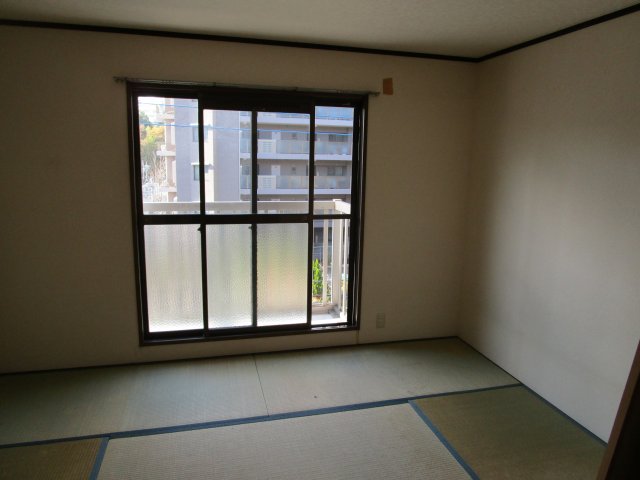 セキュリティ　西向きで陽当り良好の和室６帖です。雨戸付きです♪