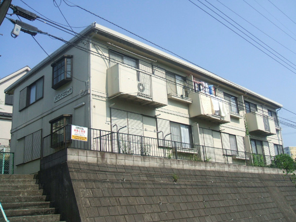 建物外観　高台にあり、最上階の２階角部屋３面採光で陽当り眺望良好です♪