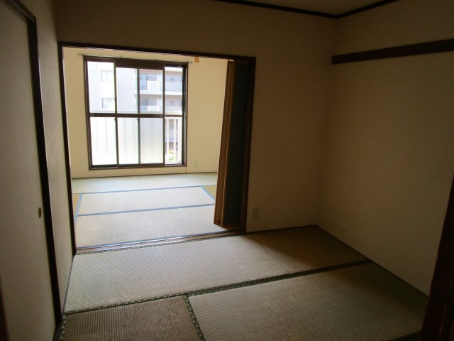 その他部屋・スペース　手前が和室４．５帖で奥が和室６帖です。広々一間分の押入付き♪