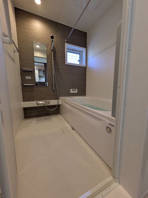 バス・シャワールーム　ゆとりあるバスルーム♪窓付き♪