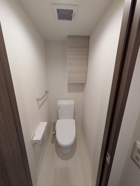 トイレ　温水洗浄暖房便座♪収納棚もあります♪