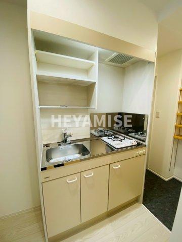 キッチン　建築途中のお部屋の写真となります。