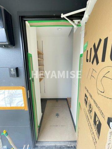 玄関　建築途中のお部屋の写真となります。