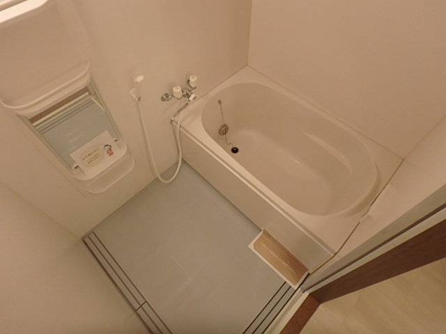 バス・シャワールーム　給湯リモコンのついた楽ちんなお風呂です。