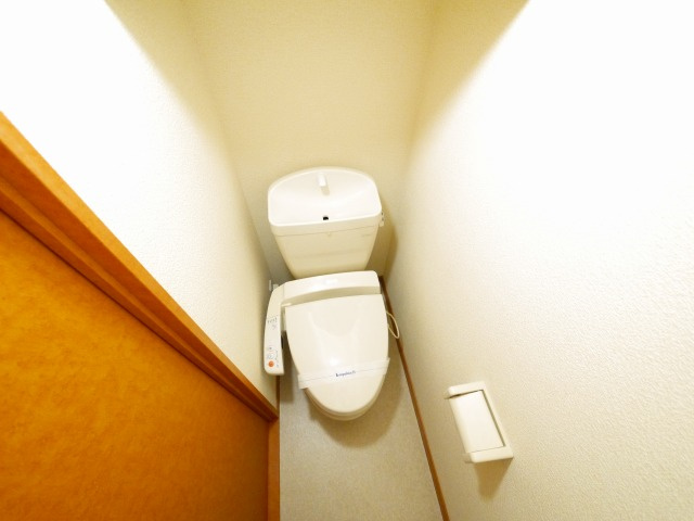 トイレ　落ち着いた色調のトイレです