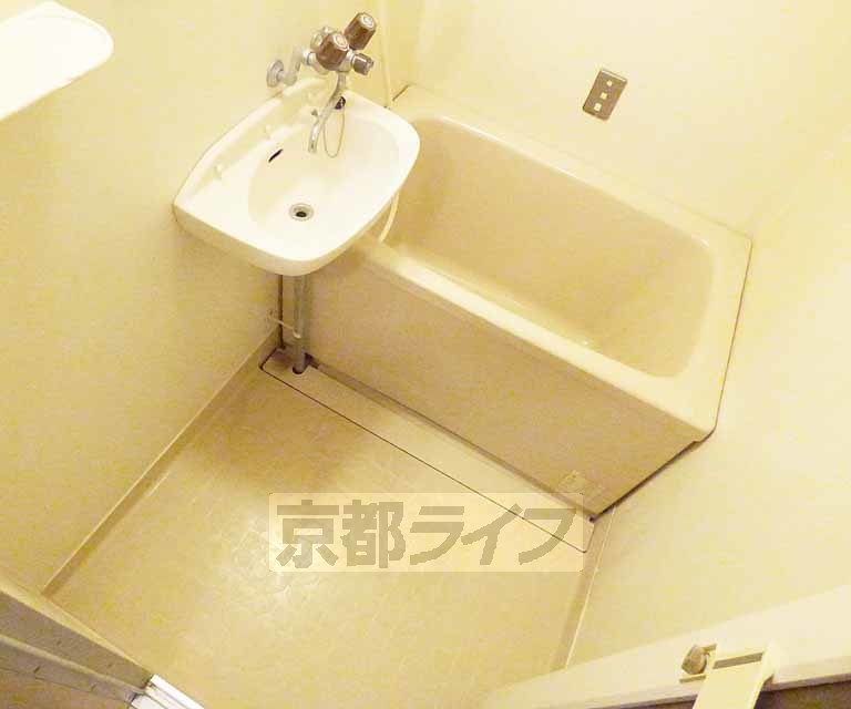 バス・シャワールーム　洗面台付きです。