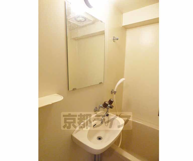 洗面設備　鏡付きです。