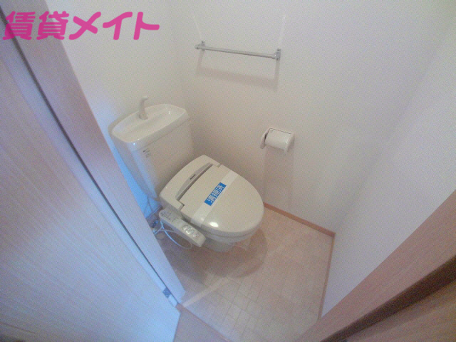 トイレ　同建物別部屋写真です