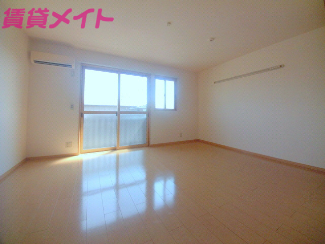 居室・リビング　同建物別部屋写真です