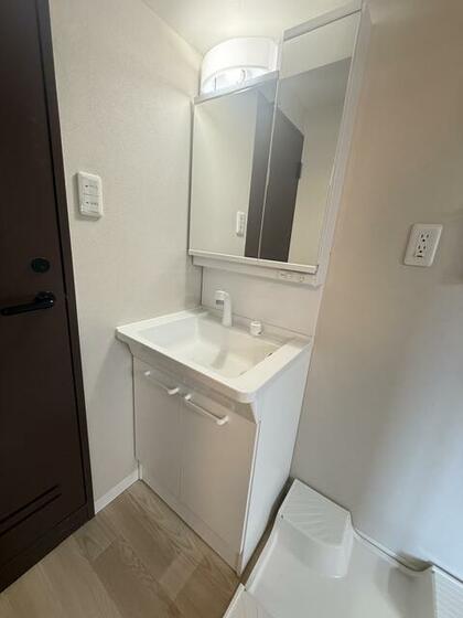 洗面設備　室内写真は同間取り別部屋の写真となります。