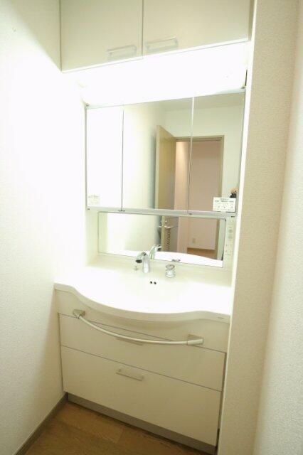 洗面設備　写真は同タイプ住居です。