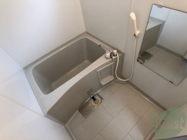 バス・シャワールーム　バスルームはこちら。狭すぎずゆったりシャワーも浴びれそうです