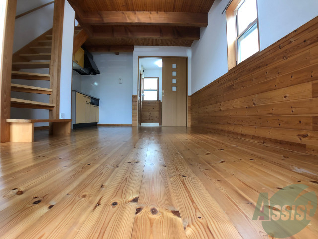 居室・リビング　ＬＤＫのお部屋を撮影しました。木目調のお部屋がかわいらしい