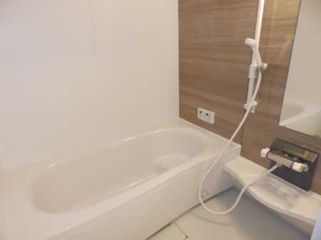 バス・シャワールーム　落ち着いた空間のお風呂です