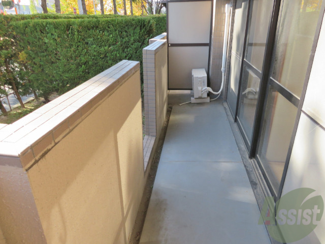 バルコニー　バルコニーは天気の良い日には洗濯物もよく乾きそうですね。