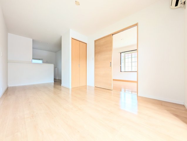 居室・リビング　【LDK】※退去前につき他号室のお写真となります。