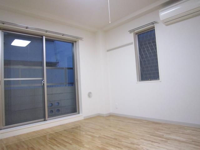 居室・リビング　２面採光エアコン完備の洋室です