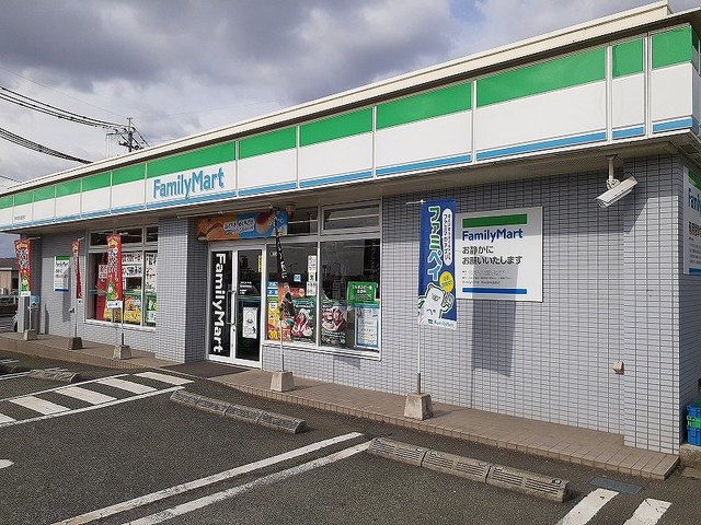 コンビニ　ファミリーマート国体道路店（コンビニ）まで500m