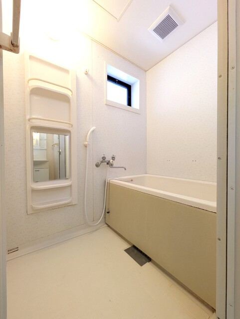 バス・シャワールーム　換気も出来る小窓つきバスルーム