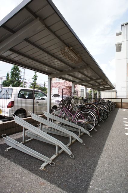 その他共有部分　入居者専用の屋根付駐輪場です。